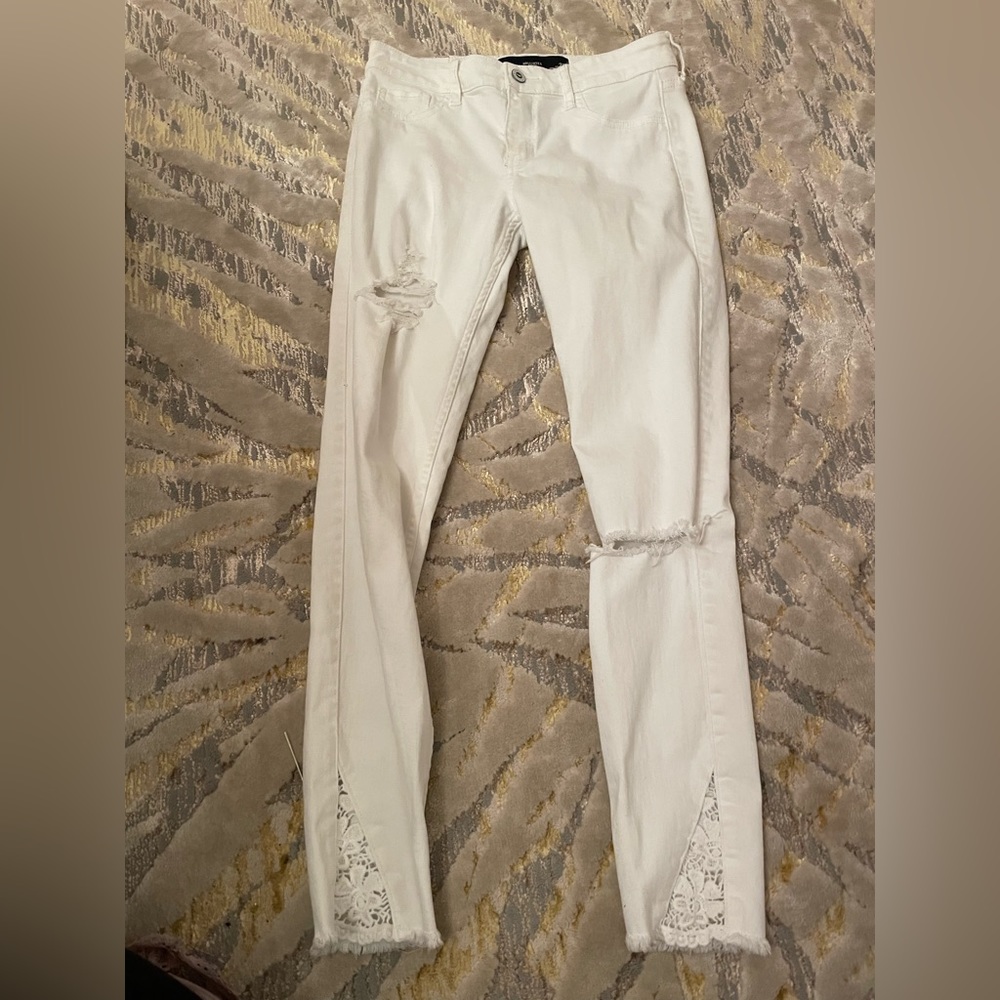 SUPER CUTE White Jeans with flowers around the ankles
